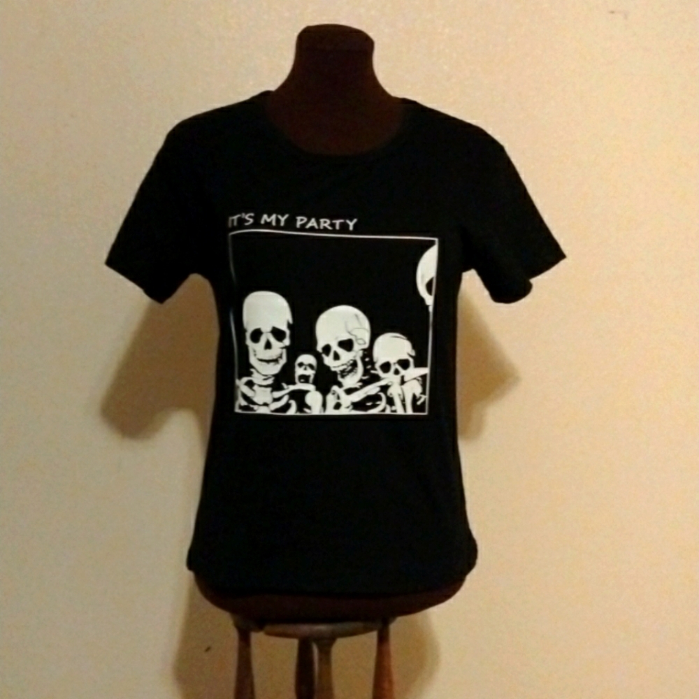 NWT Women's punk/goth medium black skull t shirt